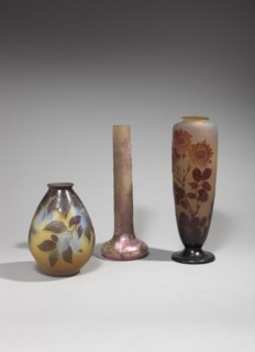 A gauche : Vase piriforme
Au milieu : Vase à haut col soliflore sur base bulbeuse
A droite :Vase balustre à col épaulé sur piédouche
