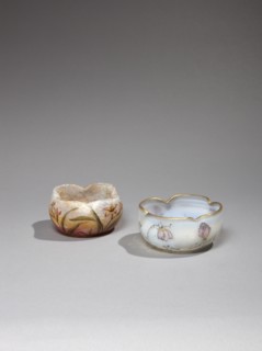A gauche : coupe Daum polylobée en verre multicouche
A droite : coupe Daum polylobée en verre dichroïque