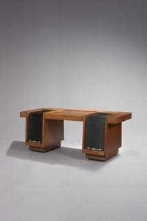 Atelier français, vers 1940
Bureau, le sous-main est encadré par deux rideaux coulissants, formant