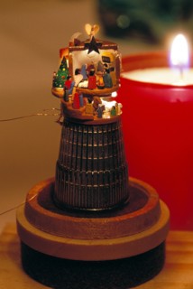 00/12/1988. LA PLUS PETITE CRECHE DU MONDE          SUR UN DE A COUDRE