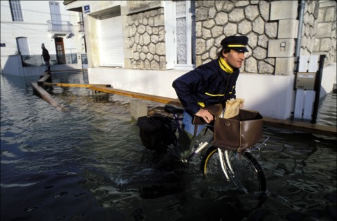 09/01/1994. INONDATIONS A SAINTES ET COURCOURY