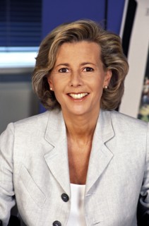 00/07/1995. CLOSE-UP CLAIRE CHAZAL, DANS SON BUREAU A T.F.1