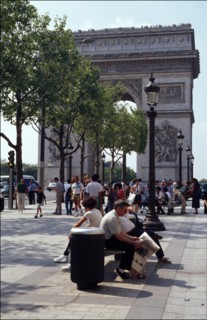 18/08/1995. LES CHAMPS-ELYSEES 24 H APRES L'ATTENTAT PLACE DE L'ETOILE
