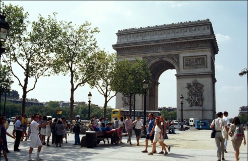18/08/1995. LES CHAMPS-ELYSEES 24 H APRES L'ATTENTAT PLACE DE L'ETOILE