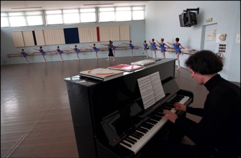 01/10/2000. The "Petits Rats", pupils of the Opera Garnier ballet class in Paris, working as extras.