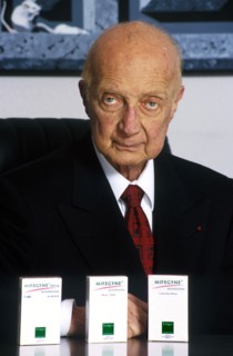 05/02/1998. PARIS : EDOUARD SAKIZ, PDG DE "EXELGYN"