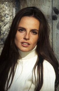 00/12/1995. CLOSE-UP EMMANUELLE GAUME, ANIMATRICE TV (DE L'EMISSION "EXCLUSIF") *EXCLUSIF*