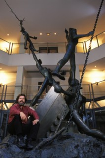 15/10/1998. CLOSE-UP IGOR USTINOV, SCULPTEUR