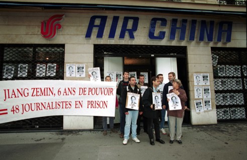 25/10/1999. PARIS: MANIF. "REPORTER SANS FRONTIERES" DEVANT AIR CHINA