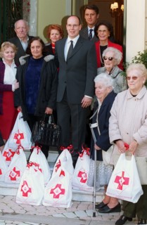 ON BEHALF OF THE RED CROSS, PRINCE ALBERT DE MONACO PROCEEDS TO CANDY DISTRIBUTION FOR THE ELDERLY OF THE PRINCIPALITY 17/11/1999