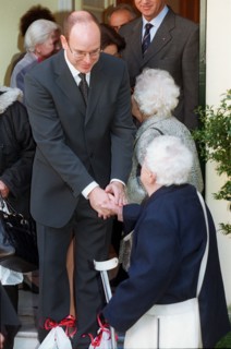 ON BEHALF OF THE RED CROSS, PRINCE ALBERT DE MONACO PROCEEDS TO CANDY DISTRIBUTION FOR THE ELDERLY OF THE PRINCIPALITY 17/11/1999