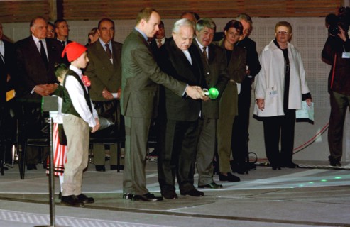 MONTE CARLO. 07/12/99. THE ROYAL FAMILY OF MONACO UNVEILS THE NEW STATION