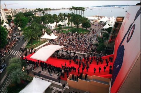 10/05/2001. CANNES 2001: MARCHES DE FRANCIS HUSTER
