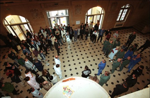 09/14/2001. Paris: Three minutes of silence in tribute to the victims of hijacked plane attacks on the USA at the Cité Universitaire.