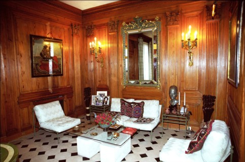 09/00/2001. Exclusive: Close-up Farah Pahlavi empress of Iran at home.