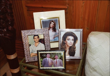 09/00/2001. Exclusive: Close-up Farah Pahlavi empress of Iran at home.