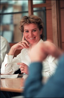 01/00/2002.  Close-up Elise Lucet.
