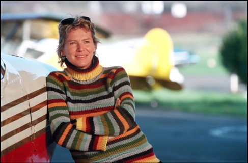 01/00/2002.  Close-up Elise Lucet.