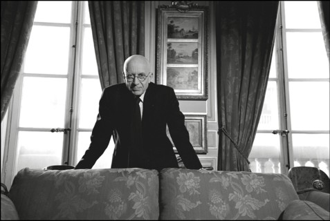02/06/2002. EXCLUSIVE: Close-up of the lawyer Francois Gibault at home.