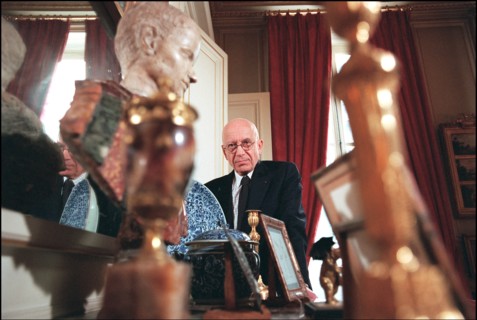 02/06/2002. EXCLUSIVE: Close-up of the lawyer Francois Gibault at home.