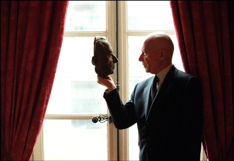 02/06/2002. EXCLUSIVE: Close-up of the lawyer Francois Gibault at home.