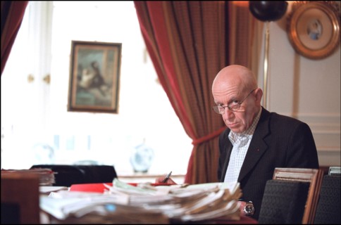 02/06/2002. EXCLUSIVE: Close-up of the lawyer Francois Gibault at home.
