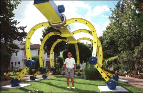 06/00/2000.  Close-up Andre Courreges at home.