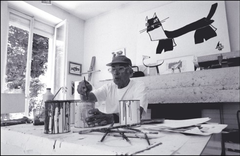 06/00/2000.  Close-up Andre Courreges at home.