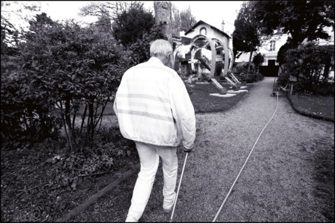 06/00/2000.  Close-up Andre Courreges at home.