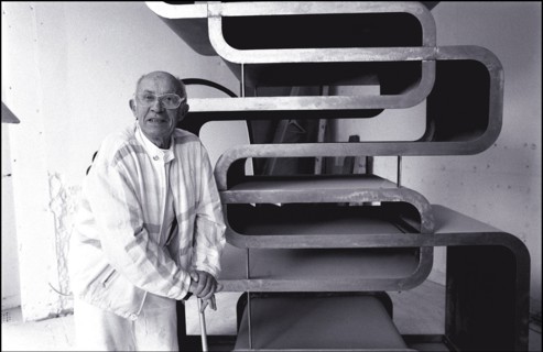 06/00/2000.  Close-up Andre Courreges at home.