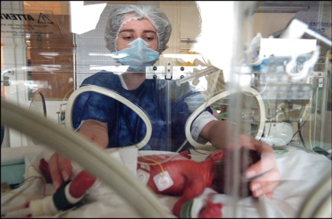 03/02/2002. Premature babies at the intensive care unit of the Cochin hospital.