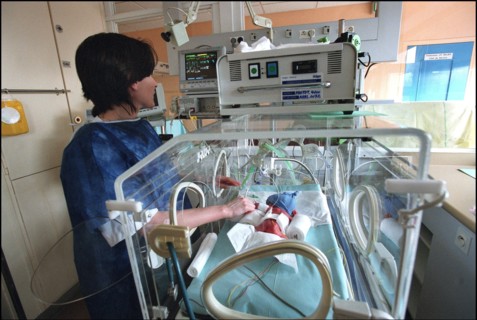 03/02/2002. Premature babies at the intensive care unit of the Cochin hospital.