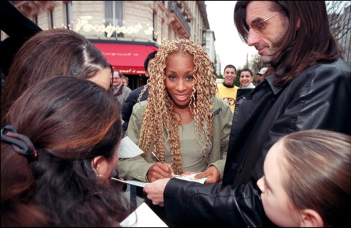 03/16/2002. EXCLUSIVE. Mia Frye, Mouna AL Ayoub and Francois Girbaud present the Nissan car for the "Trophee Aicha des gazelles"