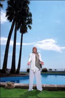 04/00/2002. French actress Michele Mercier of "Angelique" fame publishes new book.