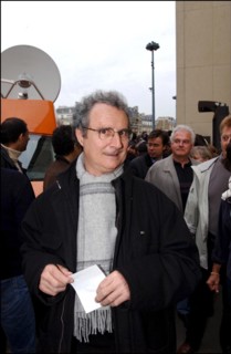 04/30/2002. The "Vive la France" collective : artists of France sing the Marseillaise to protest against J-M Le Pen's National Front.