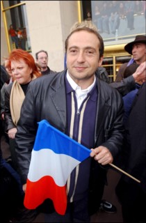 04/30/2002. The "Vive la France" collective : artists of France sing the Marseillaise to protest against J-M Le Pen's National Front.