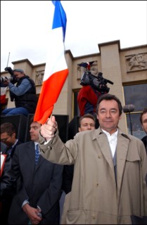 04/30/2002. The "Vive la France" collective : artists of France sing the Marseillaise to protest against J-M Le Pen's National Front.
