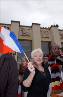 04/30/2002. The "Vive la France" collective : artists of France sing the Marseillaise to protest against J-M Le Pen's National Front.