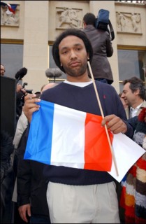 04/30/2002. The "Vive la France" collective : artists of France sing the Marseillaise to protest against J-M Le Pen's National Front.