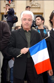 04/30/2002. The "Vive la France" collective : artists of France sing the Marseillaise to protest against J-M Le Pen's National Front.