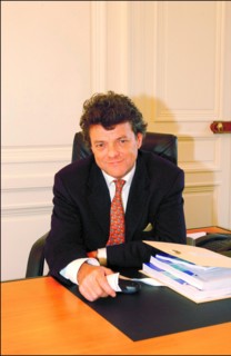 05/07/2002. : Jean-Louis Borloo new minister of Urban affairs.