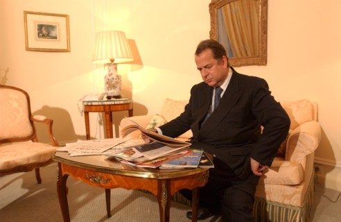 06/14/2002. EXCLUSIVE : Paul-Loup Sulitzer in his hotel room at the Bristol.