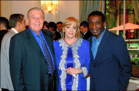 06/27/2002. Michele Mercier presents her book with Henry Jean Servat at the Plaza Athenee.