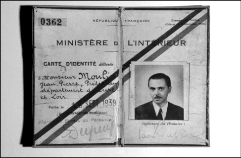 07/01/2002. Actor Charles Berling, stars as Jean Moulin in a tv series, visits Museum of Deportation.
