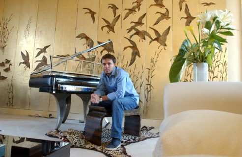 09/30/2002. Romain Sardou at Home, publishes his first novels "Pardonnez nos offenses".