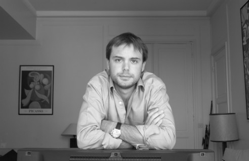09/30/2002. Romain Sardou at Home, publishes his first novels "Pardonnez nos offenses".
