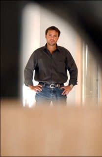 09/30/2002. Romain Sardou at Home, publishes his first novels 'Pardonnez nos offenses'.