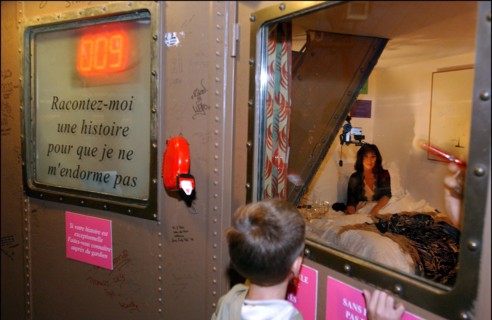 10/05/2002. Sophie Calle during the "Nuit Blanche" in Paris at the Eiffel Tower.