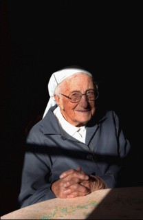 Soeur Emmanuelle, 2002