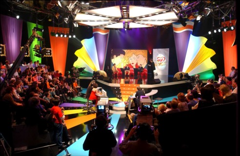 12/17/2002. "On a tout essaye meme le prime" (we've tried everything even prime time), a new TV show parodies prime time TV.